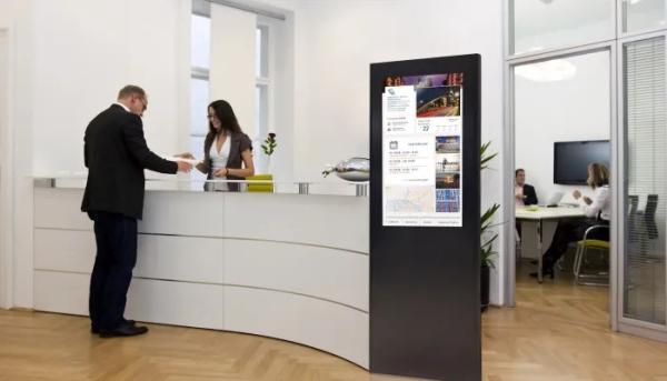 Infostele am Empfang So gewinnen Sie mit einer Infostele neue Kunden und informieren Gäste