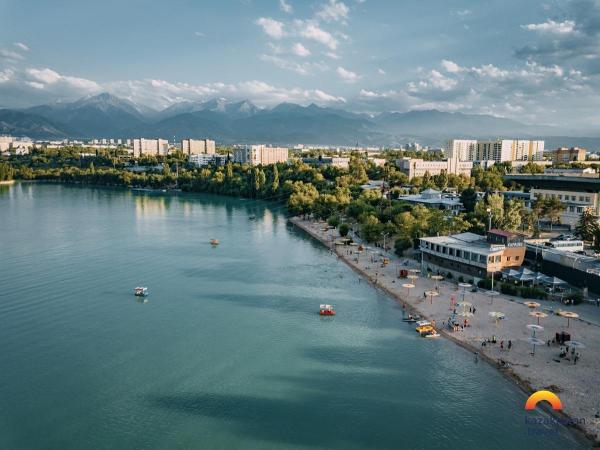 Almaty ist eine grüne Metropole im Süden von Kasachstan. Frühlingserwachen in Almaty: Zwischen Blütenpracht und Bergpanorama