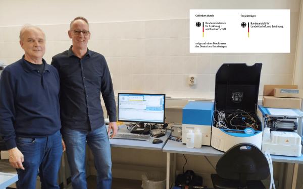 Dr. Alexander Angersbach und Dr.-Ing. Habil. Oliver Schlüter vor dem Aminosäureanalysator ARACUS Insekten als nachhaltige Proteinquelle