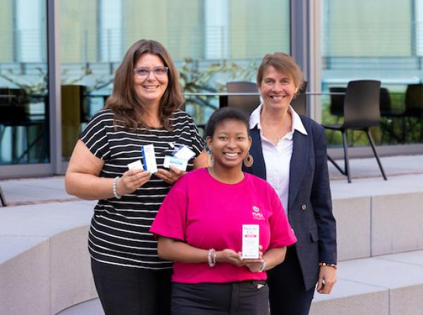 Tanja Hock (links) mit ihrer Adoptivtochter Fifaliana und Maike Petersen von InfectoPharm InfectoPharm spendet Atemwegspräparate für die "Mobile Hilfe Madagaskar"