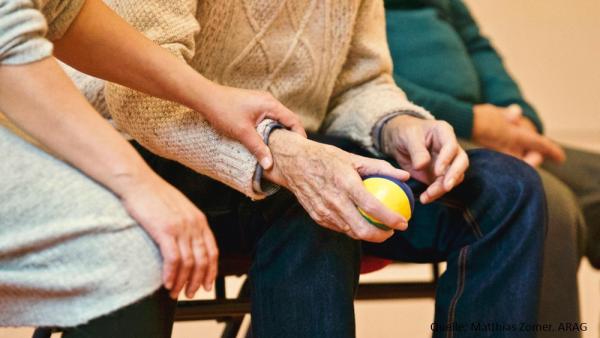 ARAG Experten mit wichtigen Urteilen aus der Welt der Pflege ARAG Verbrauchertipps zum Tag der Pflegenden