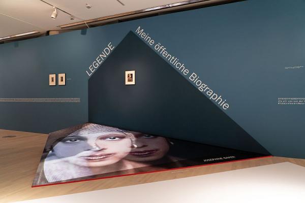 Blick in die Ausstellungsinstallation It's me! - Selbstinszenierung im Tanz
