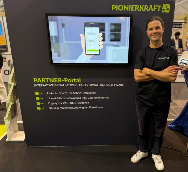 Andreas Eberhardt, Mitgründer und Geschäftsführer von PIONIERKRAFT, auf der Intersolar 2025. Einfach installiert, besser beraten: PIONIERKRAFT überzeugt mit neuem PARTNER-Portal auf der Intersolar 2025