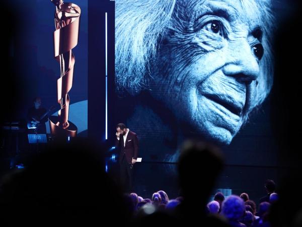 Der Pianist Igor Levit am 09.05.2025 auf der Bühne vor einem Margot Friedländer Foto während seiner Gedenkrede BRAVO! Igor Levit relativierte beim Deutschen Filmpreis mit einfühlsamen Margot Friedländer-Gedenken ALLES!