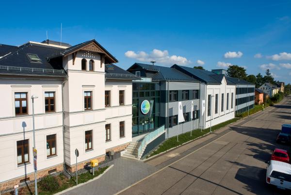 Im jüngst sanierten Werk produziert Tunap auf acht Linien Aerosole für Industrie und Haushalt. Tunap investiert in Lichtenau in Standortsicherung und Verkehrsberuhigung