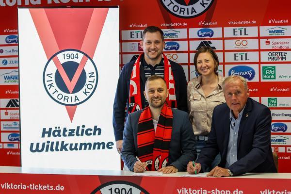 Egzon Hashani, Eric Bock (1. Reihe v.l.n.r.), Oliver Jandrey und Carolin Stein (2. Reihe) Köln Arcaden werden Premium-Partner von Viktoria Köln