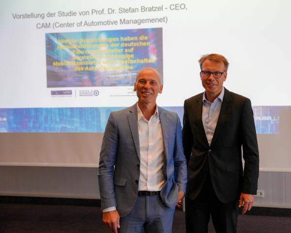 Prof. Dr. Stefan Bratzel (links) CEO von CAM und Frank Hägele (rechts), Vorsitzender des VMF. Mobilitätsanbieter im Wandel der Automobilindustrie