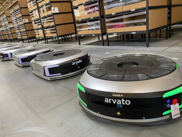 Das Rack-to-person System am Arvato-Standort in PoznaÅ. Arvato baut Automatisierung mit neuem Rack-to-Person-System am Standort PoznaÅ weiter aus