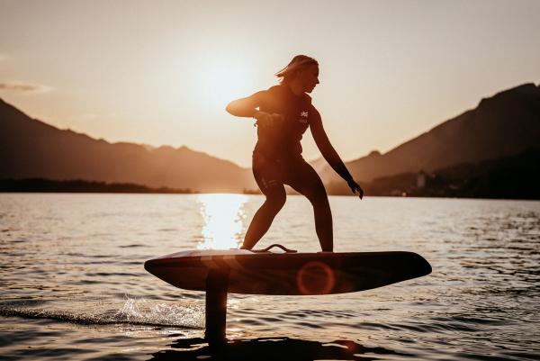 Lakeview Cannobio eFoil Schule Lago Maggiore begrüßt die Zukunft des Wassersports: