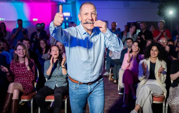 Patrick Ries glänzt vor internationalem Publikum Patrick Ries gewinnt Award beim 6. Internationalen Speaker Slam