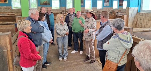 Klassentreffen im Pferdestall auf der Gut Aiderbichl Ballermann Ranch bei Annette Engelhardt Klassentreffen auf der Ballermann Ranch