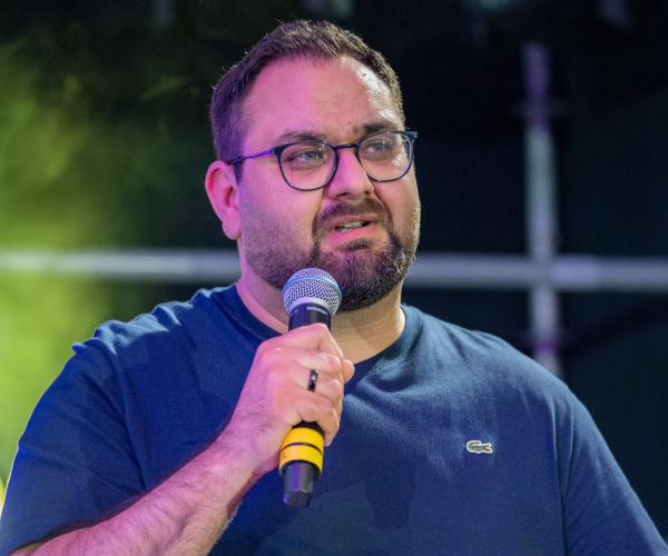 Alexander Erdwein beim internationalen Speaker-Slam in Wiesbaden (Foto: Justin Bockey) Identität durch das Zwiebelprinzip