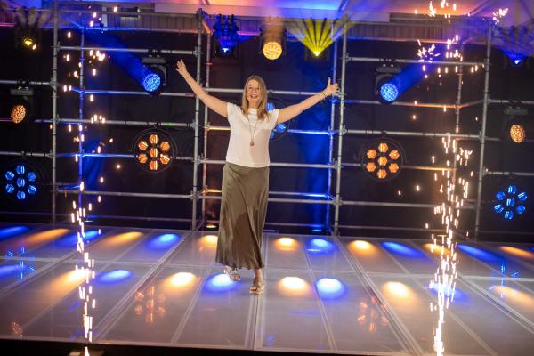 Beate Wolf strahlt Lebensfreude und Authentizität aus Ganzheitliche Gesundheit im Fokus: Qi-Expertin Beate Wolf gewinnt Excellence Award beim International Speaker Slam