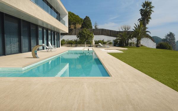 Moderne Keramik Poolanlage aus Pool- und Terrassenplatten Travertin SAND Veincut Maßgefertigte Poolrandsteine von Wohnrausch