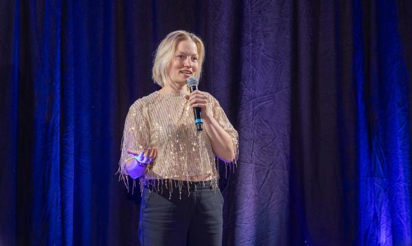 Vera Hartling zieht das Publikum bei Ihrer Rede auf dem International Speaker Slam 2025 in den Bann Publikum gebannt mit Flexibilität im Kopf