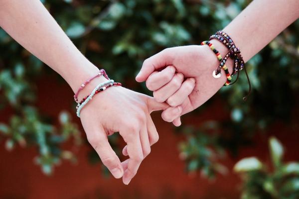 Apotheken betonen: Die frühzeitige Impfung von Mädchen und Jungen ist wichtig! Die HPV-Impfung: Wichtiger Schutz für Jugendliche