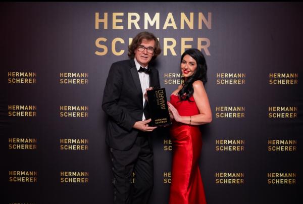 Der Excellence Award wird überreicht von Hermann Scherer, Fotograf: Justin Bockey "Vom Schatten ins Rampenlicht- jetzt ruft New York"