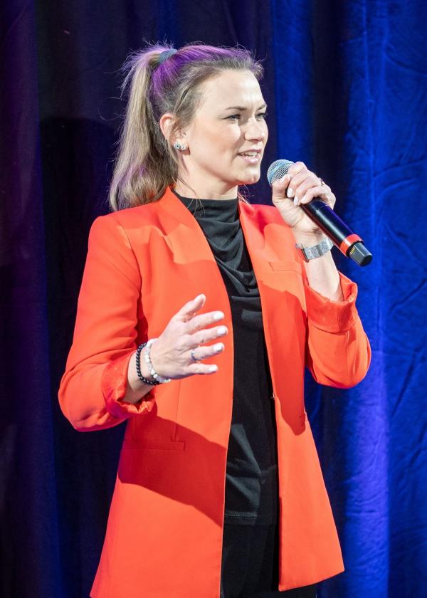 Foto: Timo Dietz Jessica Franke: Resilienz-Expertin aus Helmbrechts überzeugt beim Internationalen Speaker Slam