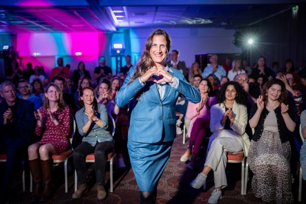 Stefanie Camin zeigte doppelt Herz: in ihrer Rede für wertschätzende Führung und für das Foto. Bild: Justin Bockey Reden ist doch Gold – Stefanie Camin gewinnt internationalen Rednerpreis