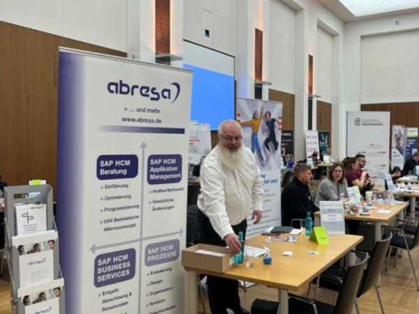 Günter Nikles beim Azubi-Speed-Dating in Frankfurt Vom Plan zur Praxis: abresa wächst dank erfolgreicher Recruitingstrategie