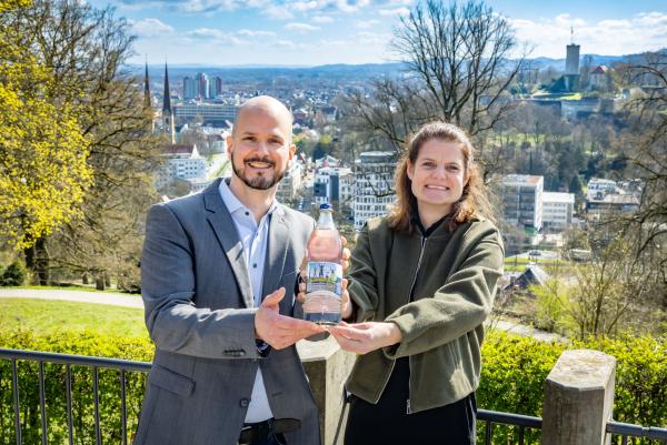 Markus Backes (TWT) und Saskia Huneke (Carolinen) mit einer Aktionsflasche Raus in die Natur: Carolinen und Teutoburger Wald Tourismus stärken Freizeitangebot für Familien in OWL
