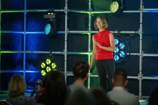 Motivation statt Mikro-Management - Bonnerin erhält den Excellence Award beim Speaker Slam