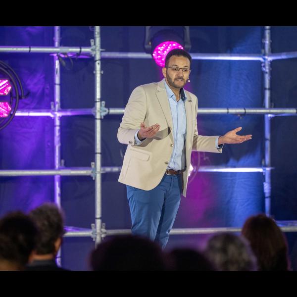 Ziad Bedoui - Mit Inspiration, Humor und Perspektivwechsel Menschen berühren – ein Moment, in dem Wo Ziad Bedoui gewinnt beim International Speaker Slam