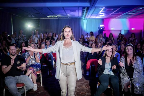 Diplom Volkswirtin und Expertin für Potenzialentfaltung und Bewusstseinsentwicklung Nastya Koeva inspiriert zum Handeln beim Speaker Slam!