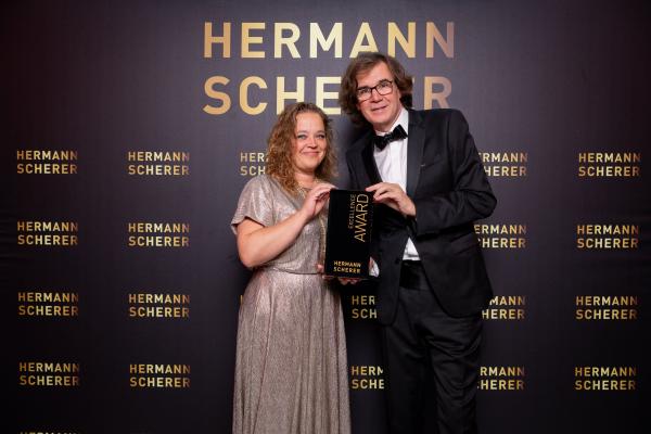 Daniela Hoch erhielt für ihre Keynote beim Internationalen Speaker Slam den Excellence Award. Auszeichnung für Daniela Hoch in Wiesbaden