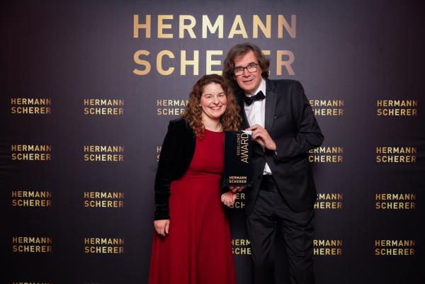 Bild: Preisverleihung Excellence Award, Hermann Scherer & Daniela Metzeler
Fotograf: Justin Bockey Internationaler Speaker Slam in Wiesbaden