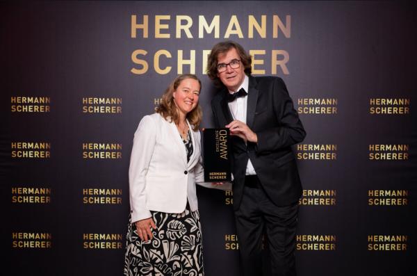 Verleihung des Excellence Awards an Frau Dr. med. vet. Kristin Binder Dr. Binder revolutioniert Tiergesundheit: Energetische Bindung im Fokus