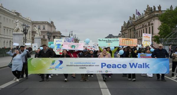 HWPL Peace Walk vom Brandenburger Tor bis zum Alexanderplatz HWPL-Gedenkveranstaltung zur Erklärung des Weltfriedens