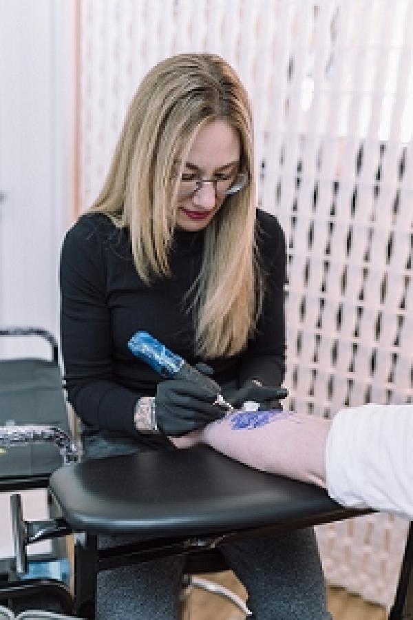 Ramona Unkhoff Von der Portraitmalerei zur Tattoo-Kunst