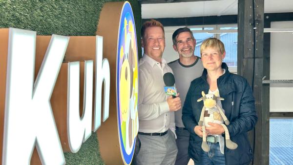 Trude Kuh Logo: MS Werbe- & Objektdesign Martina Steenken & Mario Seco Müller für Kay Zimmer (v.r.) Highlight im Set: Das "Trude Kuh" Logo strahlt im Obergeschoss