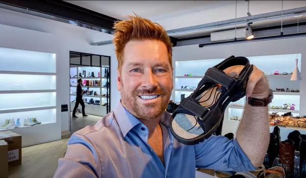 Kay Zimmer, Chef der schuhplus-group, präsentiert die MAVINS Kollektion Sommer 2025 Schuhgröße 46 bis 54: Exklusive Herren-Schuhmarke MAVINS bei schuhplus
