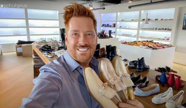 Kay Zimmer, Chef der schuhplus group, mit der brandneuen Kollektion von LadyPepp für Sommer 2025 Exklusive Übergrößen Damen-Schuhmarke LadyPepp bei schuhplus
