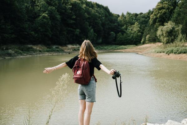 Angenehm warm in der Wanderpause: Wäsche mit Angorawolle. Foto: Medima Warum wandern so gesund ist