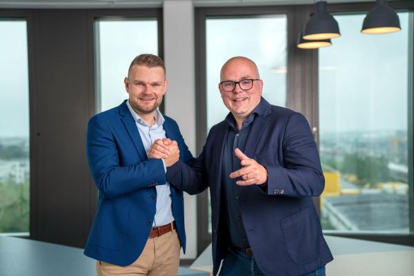 Philipp Riedel, CEO YER Deutschland (links) und Johan Overgaauw, CEO YER Group (rechts) AVANTGARDE Experts & Staffxperts sind YER Deutschland