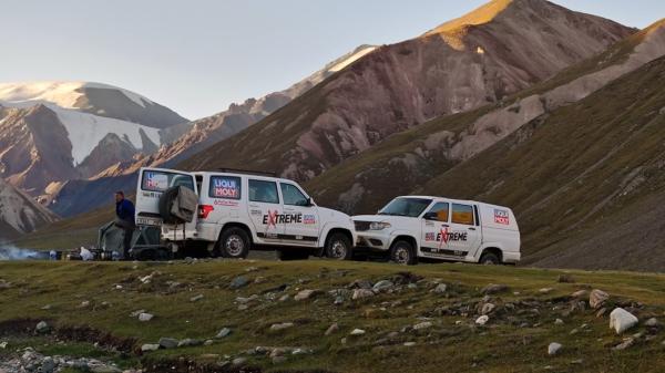 Offroad-Fahrzeuge vor magischer Landschaft Im 4x4 auf alten Pfaden durch die Mongolei