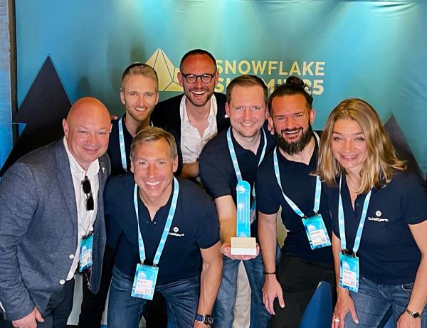 Glückliche Gesichter: b.telligents Snowflake-Team feiert den Award-Gewinn in San Francisco Ausgezeichnete Partnerschaft: b.telligent wird Snowflake "EMEA Data Cloud Services Innovation Partner of the Year 2025"