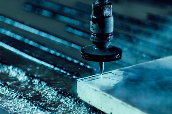 Materialvielfalt im Wasserstrahlschneiden: Welche Werkstoffe bearbeitet die Watercut GmbH mit Präzision?