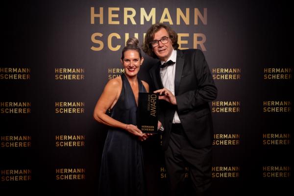 Award Verleihung von Bestsellerautor und Business-Experte Hermann Scherer Ivonne Piekut gewinnt Excellence Award