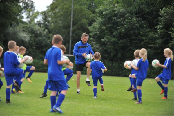 Manni Kaltz-Fußballschule im Ferien- und Freizeitpark Weissenhäuser Strand Manni Kaltz-Fußballschule startet am 7. Juli 2025 am Weissenhäuser Strand