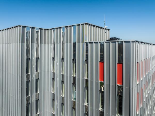 Gebäudefassade der Bâtiment Police (BATPOL) im Schweizer Fribourg, südwestlich von Bern. Funktionale Eleganz für moderne Fassaden