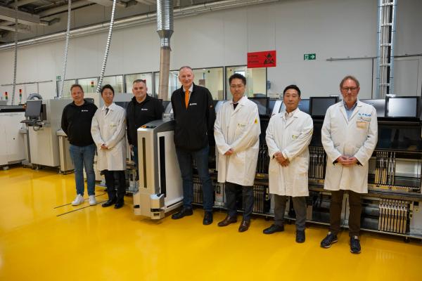 Teams von FUJI und Bender in der SMT-Fertigung Automatisierungsschub bei Bender: Bestückungslösungen von FUJI steigern SMT-Kapazität um 30 Prozent