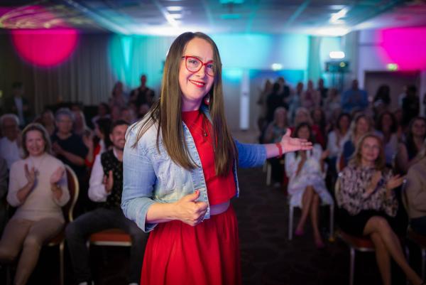 KI Expertin Edina Kovacs vor ihrem begeisterten Publikum auf dem Speaker Slam Von San Francisco nach Wiesbaden: Edina Kovacs brilliert als Speakerin für Klarheit & KI im Business