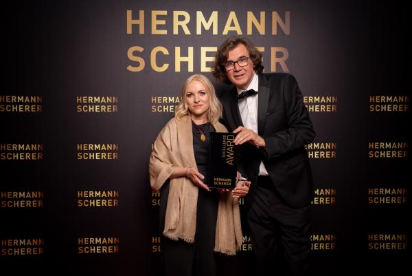 Hermann Scherer überreicht den Excellence Award an Liane Klauke, Foto: Justin Bockey Integrative Brustkrebstherapie überzeugt beim Speaker Slam: Excellence Award für Liane Klauke