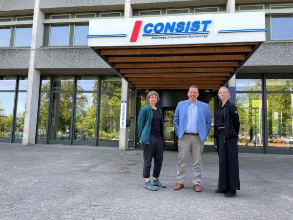 Koordinatorinnen Kieler Netzwerk gegen Kinderarmut und Jörg Hansen, Geschäftsführer Consist Consist spendet ans Kieler Netzwerk gegen Kinderarmut