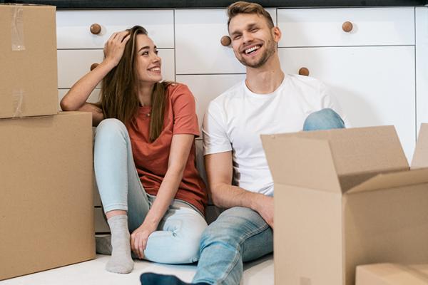 Der Auszug aus dem Elternhaus birgt einige Herausforderungen Die erste eigene Wohnung: Kosten und mögliche Finanzhilfen
