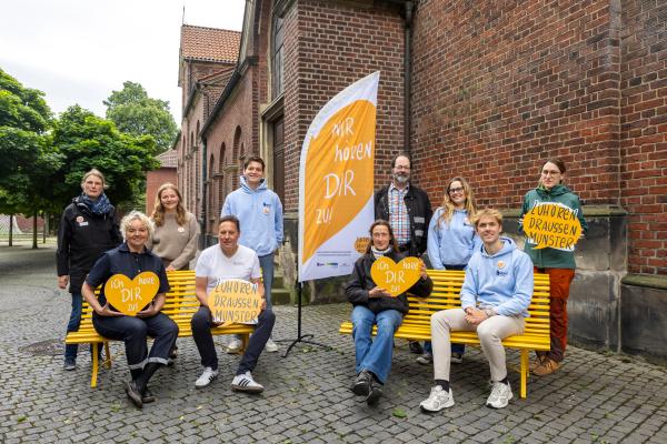 Endlich! Münsters Neues Angebot gegen Einsamkeit ist da - in Form von gelben Zuhör-Bänken, ein erster Ansatz